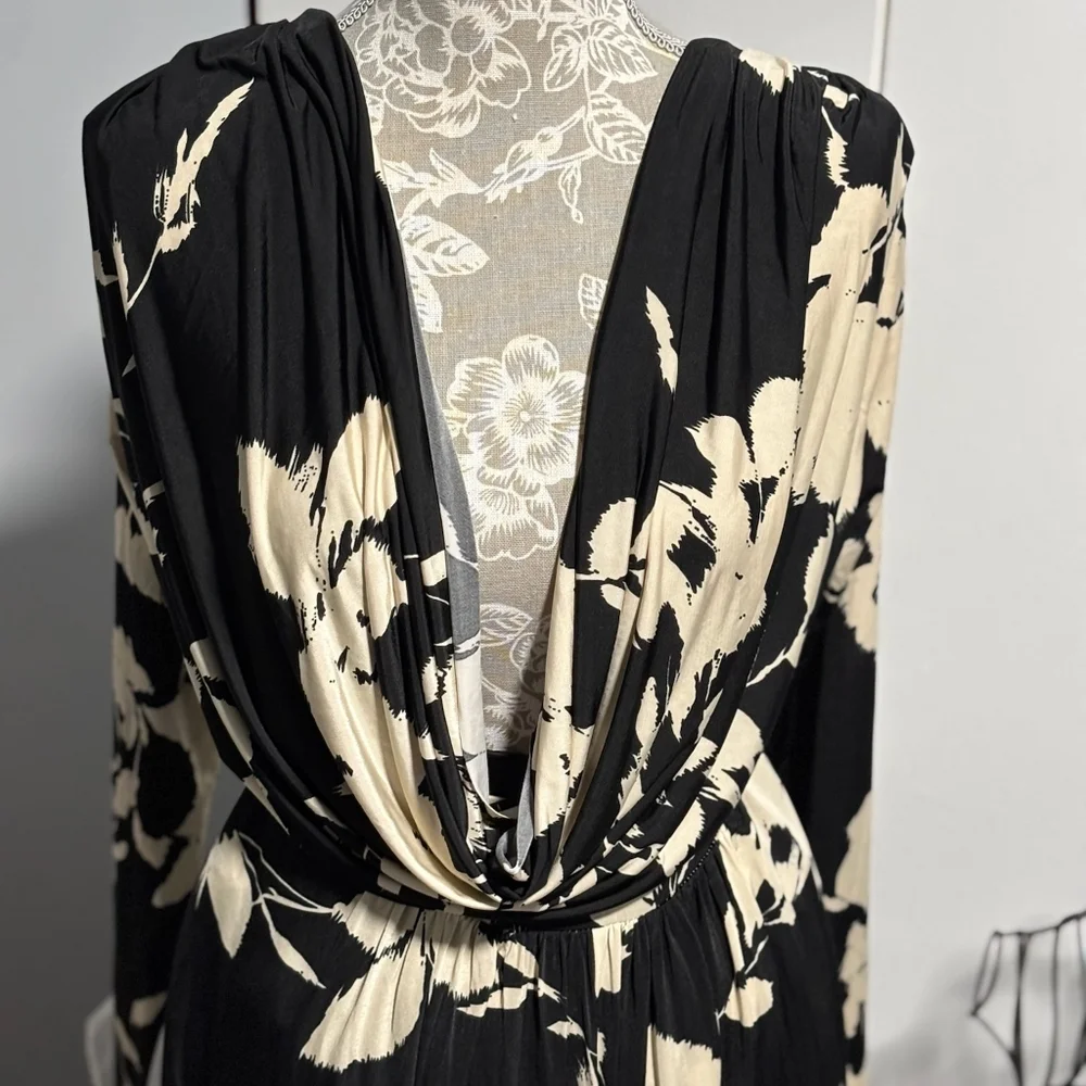 Elegant Black and Cream Floral Pants Suit - Picture 5 of 9